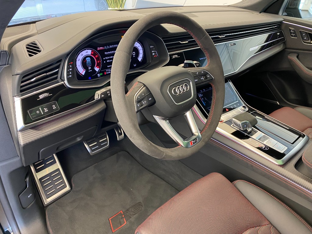 AUDI RSQ8 PERFORMANCE | FACELIFT | SKLADEM | V8 BITURBO 640 KONÍ | VIP SLEVA | SUPER SPORTOVNÍ SUV COUPÉ | černá Mythos | černo-červená kůže | karbon dekorace | keramické brzdy | plná výbava | české předváděcí auto | nákup online | AUTOiBUY.com